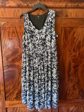 Simply Vera Vera Wang Navy and White Floral V‑Neck Midi Dress